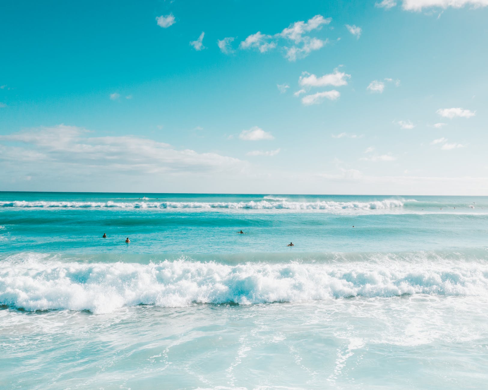 ocean waves under blue sky